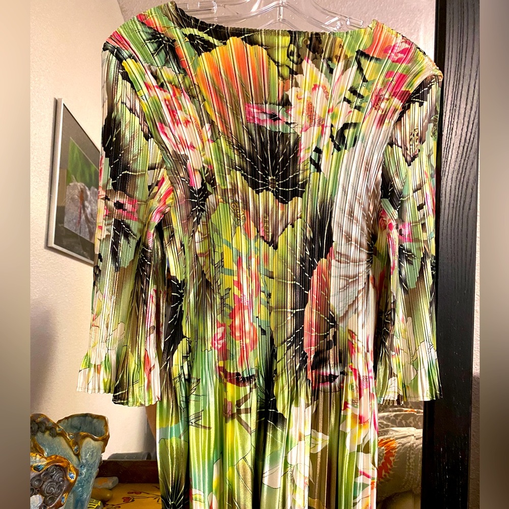 crinkled floral poly 3/4 length sleeve v-neck blouse